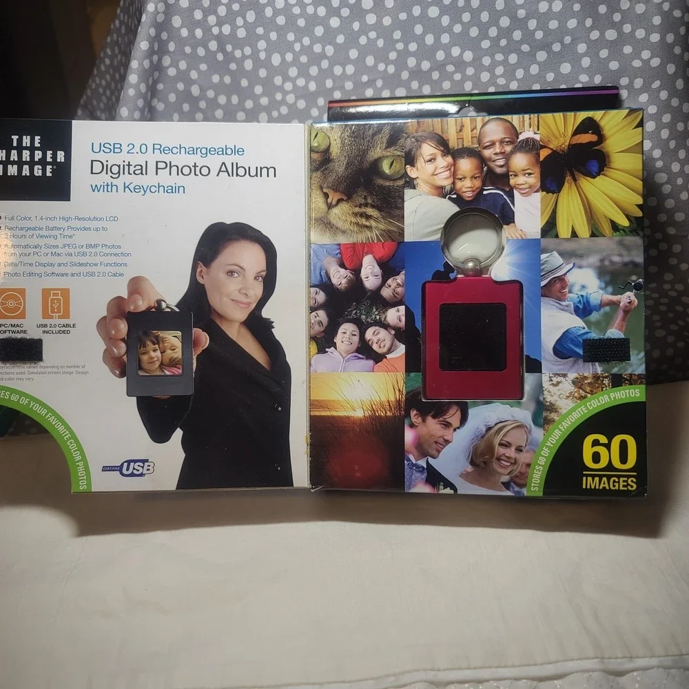 The Sharper Image USB Digital Photo Album Key Chain 60 Images 8Mb High Res-NEW